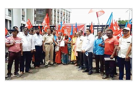 नगर: जिल्हाधिकारी कार्यालयावर मोर्चा; तिरंगा झेंडा लावण्यासाठी मालकी हक्काचे घरे देण्याची मागणी