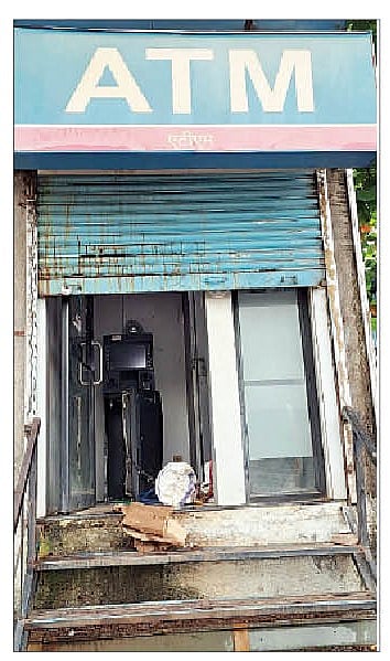 वेळू (ता. भोर) येथील गॅस कटरने तोडलेले एटीएम. (छाया : किरण दिघे)