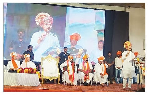 नगर : हिंदूराष्ट्र सेनेच्या एकदिवसीय अधिवेशन आणि राष्ट्रनिर्माण संकल्प सभेत बोलताना राष्ट्रीय अध्यक्ष धनंजय देसाई. समवेत कडूभाऊ महाराज गवांदे व मान्यवर.