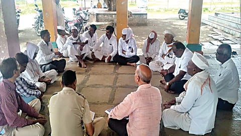 नाशिक : म्हाळोबा मंदिर येथे भगत मंडळींचे भोंदूगिरीबाबत प्रबोधन करताना महाराष्ट्र अंनिसचे कार्यकर्ते व सहायक पोलिस निरीक्षक आर. टी. तांदळकर आदी.