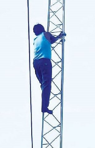 वाकी बुद्रुक येथील टॉवरवर अपंग जीवन टोपे चढलेले दिसत आहेत. (छाया : दत्ता भालेराव)