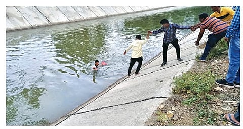 बारामती शहरात कालव्याचे अस्तरीकरण झाल्याने रविवारी वाहून आलेल्या एका बालकाचा मृतदेह बाहेर काढण्यासाठी मोठी कसरत करावी लागली.