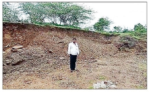 काष्टी : अधोरेवाडी (ता. श्रीगोंदा) येथून विनापरवाना मुरूम उत्खनन होत असलेली जागा. (छाया : दत्ता पाचपुते)