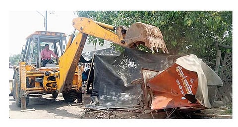 संगमनेर : शहरातील बसस्थानकासमोरील अतिक्रमणे काल काढण्यात आली.