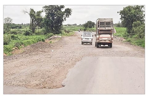 खेड : कर्जत ते खेड या 30 कि.मी. च्या रस्त्यात हा आखोणीचा बॅडपॅच नागरीक व वाहनचालकांच्या जीवावर उठला आहे. (छाया : विजय सोनवणे)