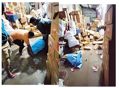 कोपरगाव : बाजार समितीतील पाणी व्यापार्यांच्या गाळ्यात शिरले.