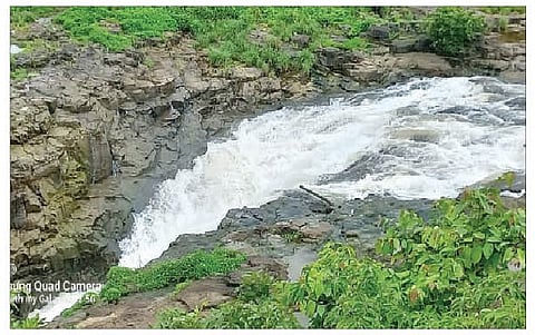 बनेश्वर येथील पांढराशुभ्र फेसाळणारा धबधबा. (छाया : माणिक पवार)