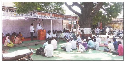 राहुरी : तालुक्यातील बारागाव नांदूर येथे सदस्यांच्या अनुपस्थितीवरुन ग्रामस्थांनी संताप व्यक्त करीत ग्रामसभा उधळून लावली