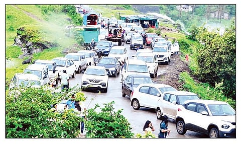 अकोले : सलग सुट्यांमुळे स्वातंत्र्य दिनी भंडारदरा येथे 15 ते 20 हजार पर्यटकांनी हजेरी लावल्याने एकच झुंबड उडाली. (छाया : विलास तुपे)