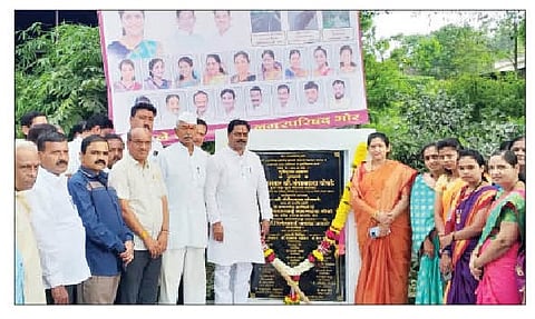छत्रपती शिवाजी चौक ते महाड नाक्याच्या सुशोभीकरणाच्या कामाचे भूमिपूजन करताना आ. संग्राम थोपटे. सोबत इतर मान्यवर. (छाया : अर्जुन खोपडे)