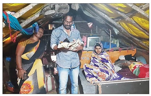 वाळकी : प्रसंगावधान राखत पालातच महिलेची सुखरूप प्रसूती केली. बाळ, बाळंतीणसह डॉ. सूर्यकांत यादव व आशा सेविका. (छाया : ज्ञानदेव गोरे)