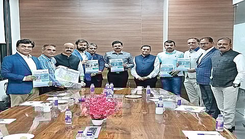 नाशिक : विभागीय आयुक्त राधाकृष्ण गमे यांच्यासमवेत डावीकडून उमेश वानखेडे, मनीष रावल, सुधीर मुतालिक, पीयूष सोमाणी, संजय कोठेकर, अशोक कटारिया, विलास शिंदे, अनंत राजेगावकर, विवेक जायखेडकर, किरण चव्हाण.