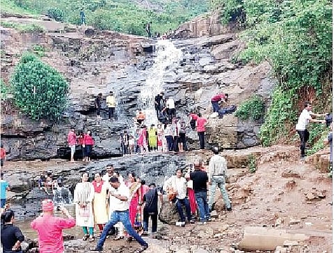 कार्ला परिसरात पर्यटकांची गर्दी