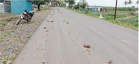 नानगाव : चिखलामुळे वाहनांना अपघाताचा धोका