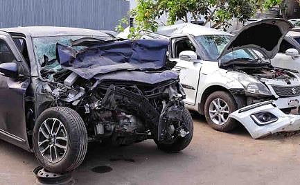 शिक्रापूर : पत्र्याचे रोल पडून वाहनांचे नुकसान