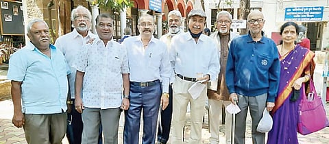 रानडे इन्स्टिट्यूटच्या कट्ट्यावर जमणारे ज्येष्ठ.