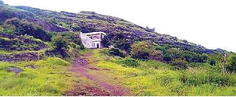 वळती येथील भागडेश्वर मंदिर परिसर हिरवळीने नटला आहे. दुसर्या छायाचित्रात डोंगरावर गुहेत असलेले जलकुंड, प्राचीन दगडी शिल्प.
(छाया : किशोर खुडे)