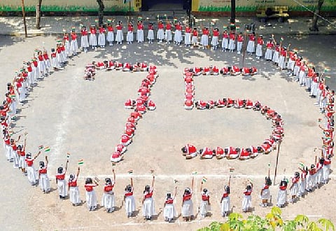 शिवराज विद्यालयाच्या विद्यार्थ्यांनी अमृतमहोत्सवी वर्षानिमित्त
75 अंकाची मानवी साखळी तयार केली होती.