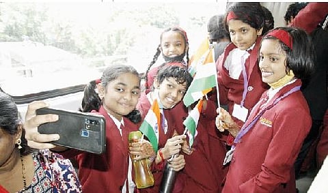 झंडा ऊंचा रहे हमारा, अशा देशभक्तीपर गीतांचे पुणे मेट्रोत बसून सादरीकरण करीत 300 विद्यार्थ्यांनी स्वातंत्र्याच्या अमृतमहोत्सवानिमित्त मानवंदना दिली. जाधवर ग्रुप ऑफ इन्स्टिट्यूट्स, नर्हेमधील चार विभागांतील 300 विद्यार्थ्यांसाठी मेट्रो सफरीचे नियोजन करण्यात आले होते. (छाया : यशवंत कांबळे)