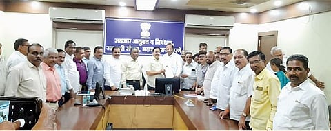 सहकार आयुक्त अनिल कवडे यांना अंशदान वसुलीसह अन्य मागण्यांचे निवेदन देताना पतसंस्था फेडरेशनचे अध्यक्ष काका कोयटे व संचालक.