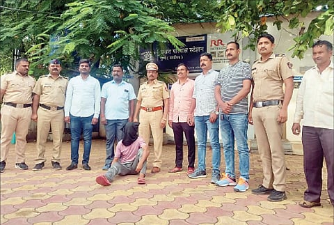 खुनाच्या गुन्ह्यातील अटक करण्यात आलेल्या आरोपीसह पोलिस पथक.