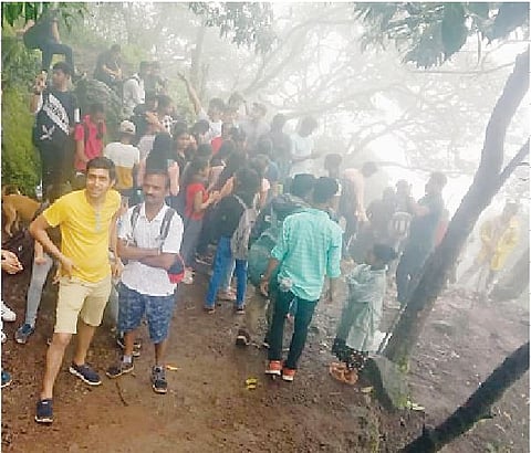 राजगड दुर्गम बालेकिल्ल्यावर जाण्यासाठी पर्यटकांची झालेली गर्दी.
