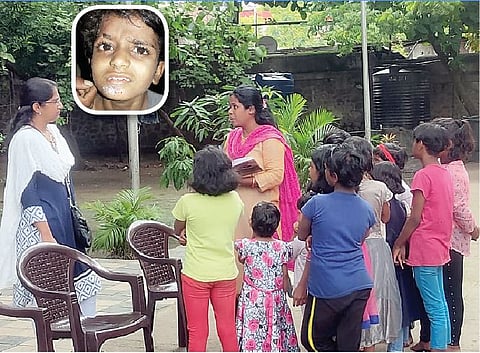 ‘घरटं’ प्रकल्पातील मुलींची विचारपूस करताना अधिकारी.