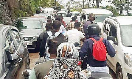 सिंहगडावर पर्यटकांच्या गर्दीमुळे घाट रस्त्यावर झालेली वाहतूक कोंडी.