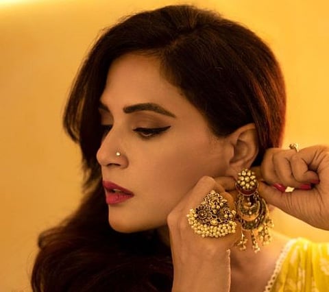 Richa chadha : लग्नाआधी Pretty look, यलो साडीमध्ये नटली रिचा