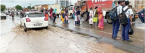 आंबेठाण चौकातील सेवा रस्ते पाण्याखाली गेले आहेत. ( छाया : अविनाश दुधवडे )
