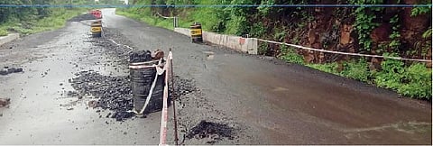 सोनापूरजवळील पुणे-पानशेत रस्त्याच्या पुलाचा मोठा भाग मुसळधार पावसामुळे पुन्हा खचला आहे.