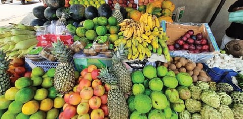 गुलटेकडी मार्केट यार्डातील फळबाजारात विक्रीसाठी दाखल झालेली फळे.