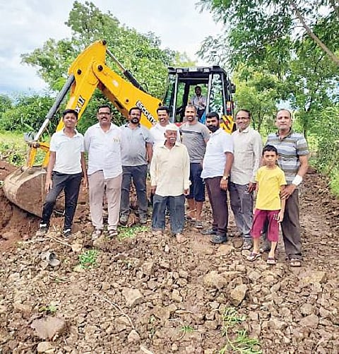 चिंबळी -माजगाव रस्त्यावर मुरूम टाकून खड्डे बुजविण्यात आले.
