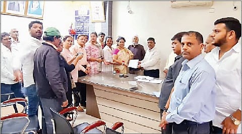 कार्यकारी अभियंत्यांना निवेदन देताना माजी नगरसेविका नंदा लोणकर व परिसरातील नागरिक.