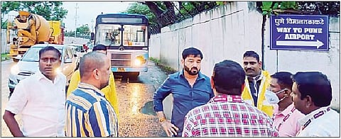 रस्ता रुंदीकरणाबाबत अधिकार्यांना सूचना करताना आमदार सुनील टिंगरे.