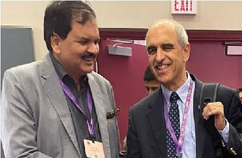 ‘बीएमएम’ या आंतरराष्ट्रीय परिषदेत
श्रीकांत दातार यांच्याशी चर्चा करताना
डॉ. दीपक शिकारपूर.