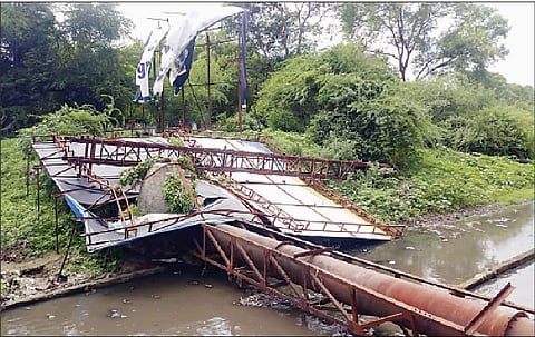 मुंढवा-कोरेगाव पार्क रस्त्यालगतच्या ओढ्यामध्ये कोसळलेले होर्डिंग.