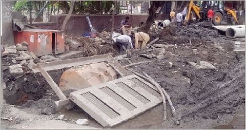 श्री चंद्रमौलेश्वर महादेव मंदिरासमोरून वाहणारे सांडपाणी व पडलेला राडारोडा.