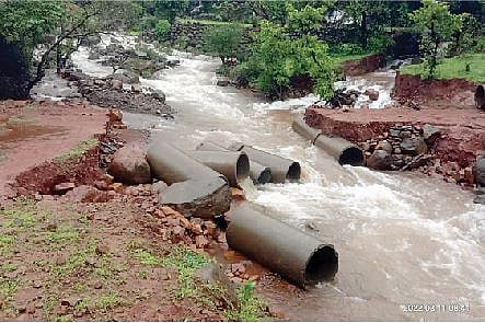 कोंडगाव- हुंबेवस्ती पूल पावसामुळे आलेल्या पुरात वाहून गेला आहे.