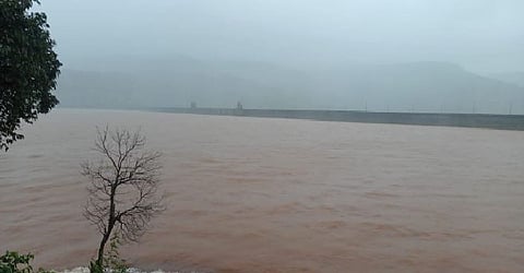 मुळशी धरण क्षेत्रात शुक्रवारी दिवसभर होत असलेल्या संततधार पावसामुळे मुळशी धरण 99 टक्के भरले