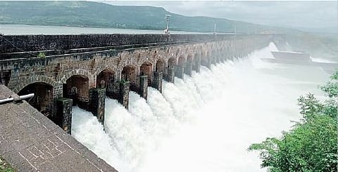 भाटघर धरण (येसांजी कंक जलाशय) 100 टक्के भरल्याने 45 स्वयंचलित दरवाजारतून सोडलेला विसर्ग.