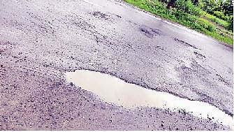 पुणे-पंढरपूर पालखी महामार्गावर दौंडज खिंड ते निरा (ता. पुरंदर) या अरुंद रस्त्यावर पडलेले जीवघेणे खड्डे. (छाया ः समीर भुजबळ)