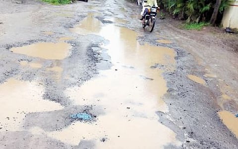 राजगुरूनगर परिसरातील तिन्हेवाडी रस्त्यावर खड्डे पडल्याने वाहनचालकांना कसरत करावी लागत आहे.