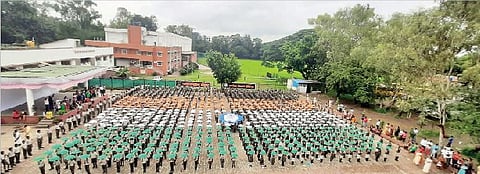 कै. कॅप्टन शिवरामपंत दामले प्रशालेत ‘हर घर तिरंगा’ उपक्रमांतर्गत सुमारे 1000 विद्यार्थ्यांनी राष्ट्रध्वजाच्या रंगातील छत्र्यांच्या साहाय्याने राष्ट्रध्वजाची प्रतिमा तयार केली. (छाया : यशवंत कांबळे)