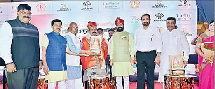 स्वातंत्र्याच्या अमृतमहोत्सवानिमित्त आयोजित कार्यक्रमाप्रसंगी कर्नाटकचे मुख्यमंत्री बसवराज बोम्मई व मान्यवर.