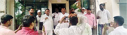 वडगाव निंबाळकर येथे बँकेने सील केलेले दुकान व घर खुले करताना शेतकरी संघटनेचे पदाधिकारी व कार्यकर्ते.