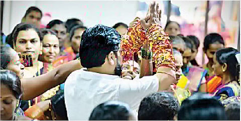 आमदार अतुल बेनके यांना राखी बांधताना महिला भगिनी.