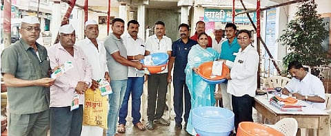 कळंब ग्रामपंचायतीच्या वतीने शंभर टक्के घरपट्टी व पाणीपट्टी भरणार्या मिळकतधारकांना दोन प्लास्टिक टब भेट देण्यात येत आहेत.