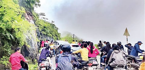 सिंहगड घाट रस्त्यावर रविवारी झालेली वाहतूक कोंडी.