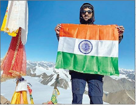 कोंभळी : हिमाचल प्रदेशातील लाहौल भागातील माऊंट युनाम शिखर सर केल्यानंतर गिर्यारोहक अक्षय भापकरने तिरंगा फडकाविला.